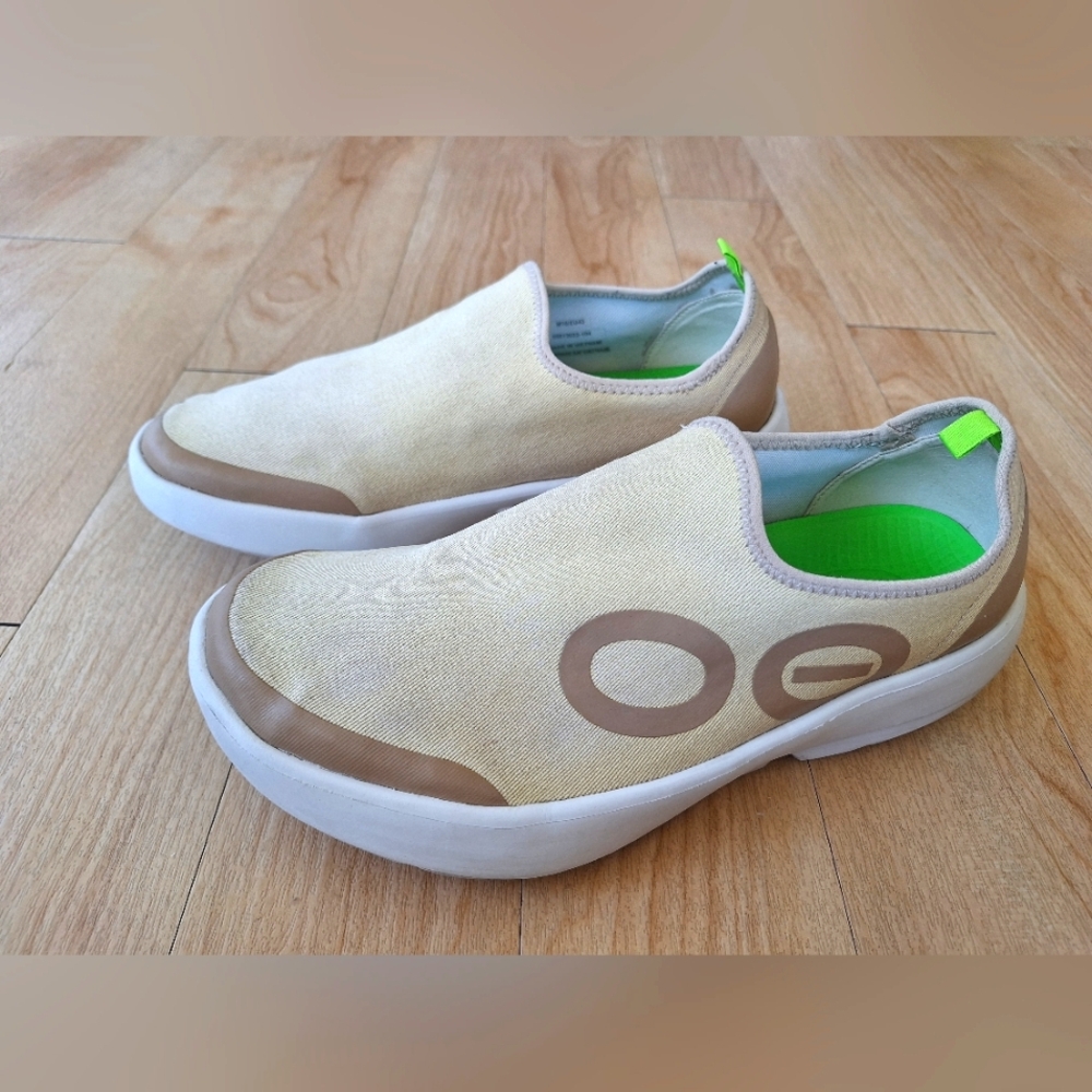 OOFOS OOMG EEZEE Mens Size 10 White Taupe Slip On Comfort Shoes